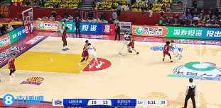 j9九游会老哥俱乐部交流😎内线大魔王！周琦篮下吃饼双手挂筐暴扣